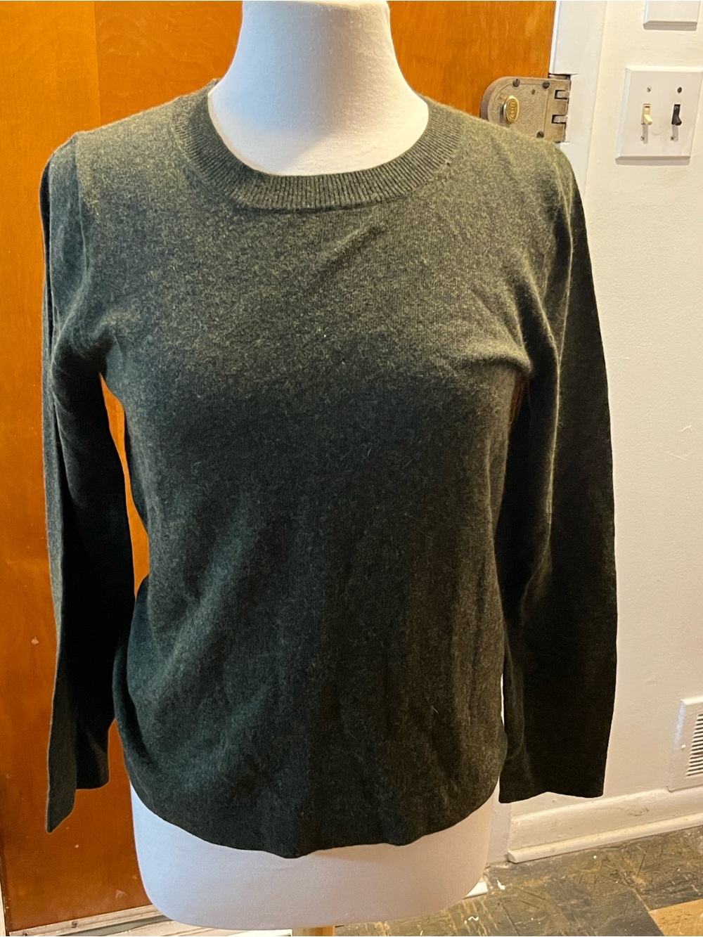 Banana Republic Women's Dark Green Crew Neck Pullover Sweater. Size M. New